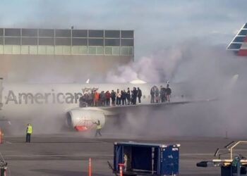Pánico en el Boeing 737 Max 8 de American Airlines por incendio en Denver, Colorado