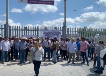Productores bloquean puente Reynosa-Pharr; exigen solución a caída del precio del sorgo
