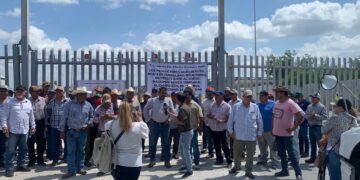 Productores bloquean puente Reynosa-Pharr; exigen solución a caída del precio del sorgo