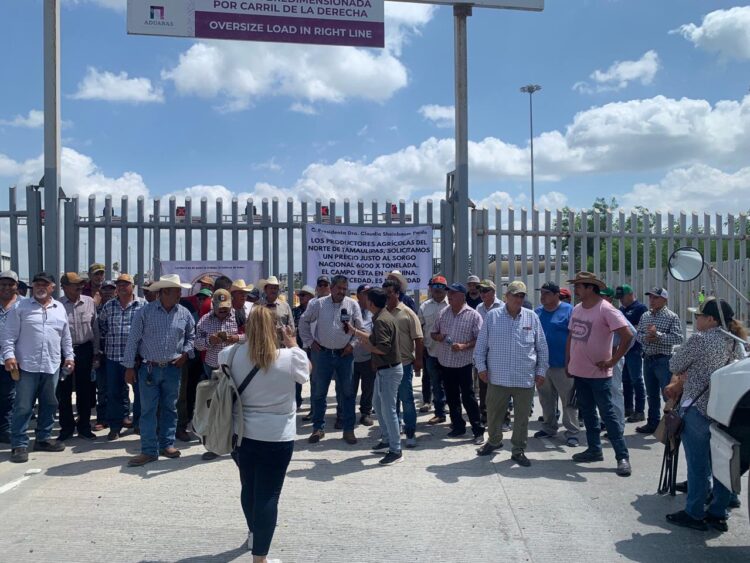 Productores bloquean puente Reynosa-Pharr; exigen solución a caída del precio del sorgo