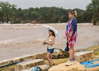 Suman 23 niñas desaparecidas y 13 muertos por las fuertes inundaciones en condado de Kerr, Texas
