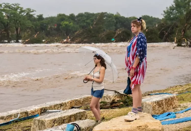 Suman 23 niñas desaparecidas y 13 muertos por las fuertes inundaciones en condado de Kerr, Texas