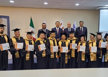 Egresa primera generación de la Maestría Administración e Innovación Digital de la UAT