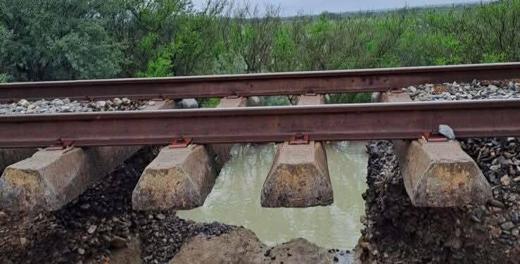 Lluvias colapsan vías del tren en González