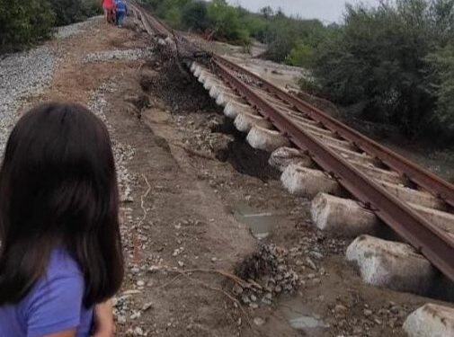 Lluvias colapsan vías del tren en González