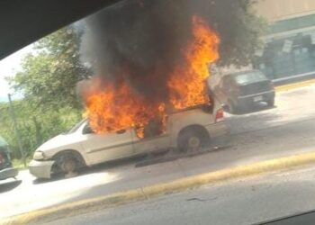 Se incendia camioneta en yonke de la avenida José Sulaimán Chagnón