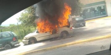Se incendia camioneta en yonke de la avenida José Sulaimán Chagnón