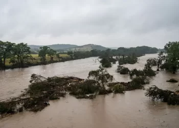 Crece la tragedia en Texas por lluvias; 51 muertos y 27 niñas desaparecidas