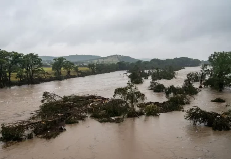 Crece la tragedia en Texas por lluvias; 51 muertos y 27 niñas desaparecidas