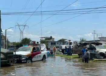 Guardia Estatal respalda a familias afectadas por el desborde de lagunas en Tampico