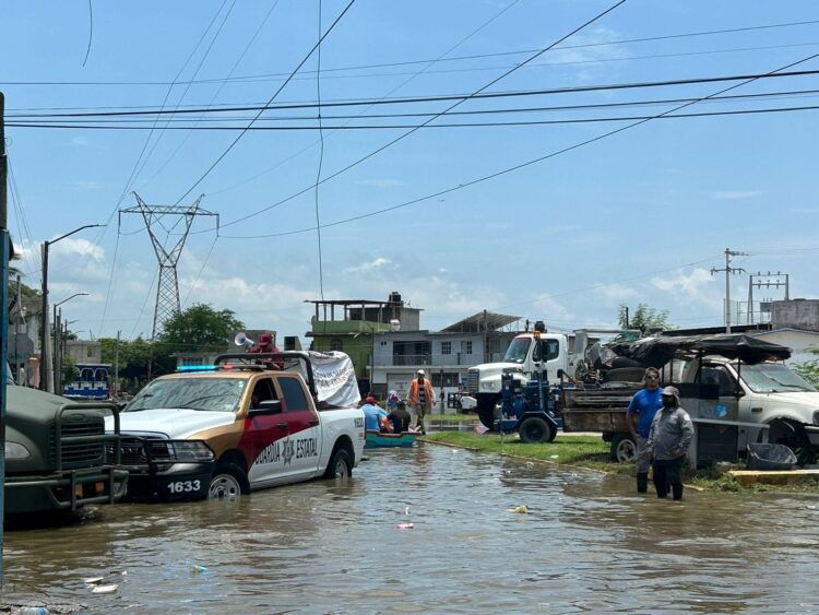 Guardia Estatal respalda a familias afectadas por el desborde de lagunas en Tampico