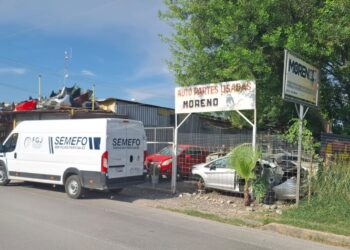 Auto aplasta a empleado de yonque