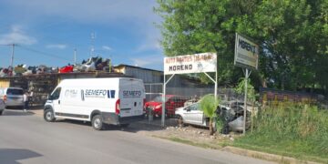 Auto aplasta a empleado de yonque