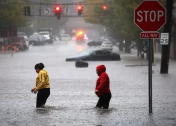 Inundaciones paralizan transporte y causan caos en Nueva York y Nueva Jersey