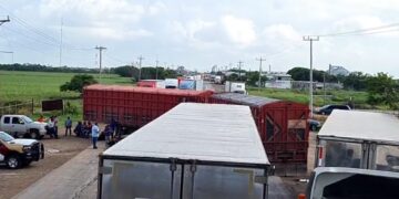 Sorgueros levantan bloqueo en puente Reynosa-Pharr; continúa en carretera Victoria-Matamoros