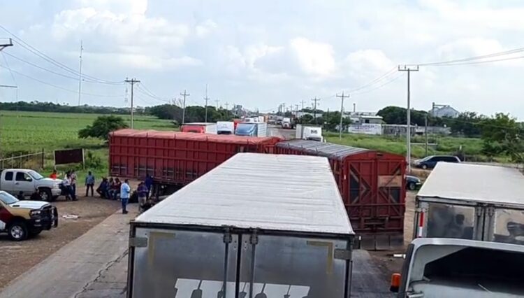 Sorgueros levantan bloqueo en puente Reynosa-Pharr; continúa en carretera Victoria-Matamoros