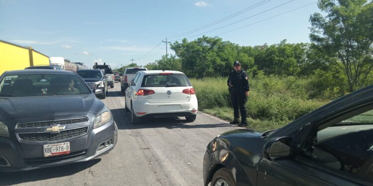 Abren paso a vehículos particulares en bloqueo de la Victoria-Matamoros