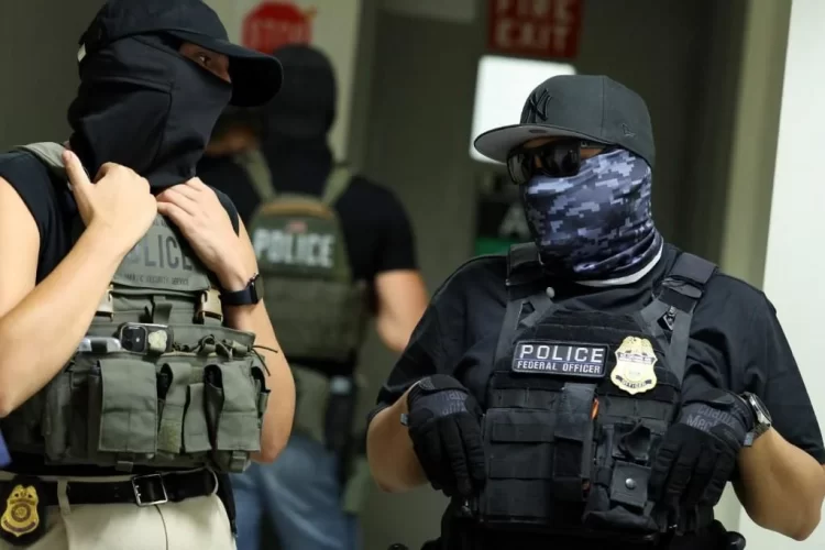 Agentes de CBP se declaran culpables de ayudar a narcos a cruzar drogas con emojis