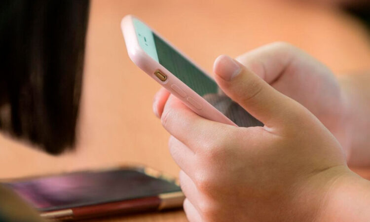 Portugal prohíbe celulares en primaria desde 2025