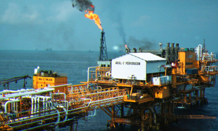 Piratas saquean plataformas de Pemex