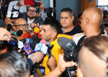 Ángel Correa es recibido por multitudes en su llegada a Tigres