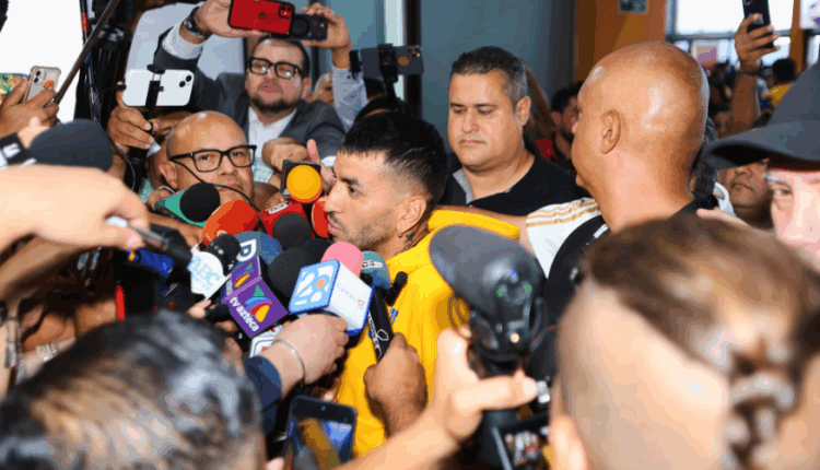 Ángel Correa es recibido por multitudes en su llegada a Tigres