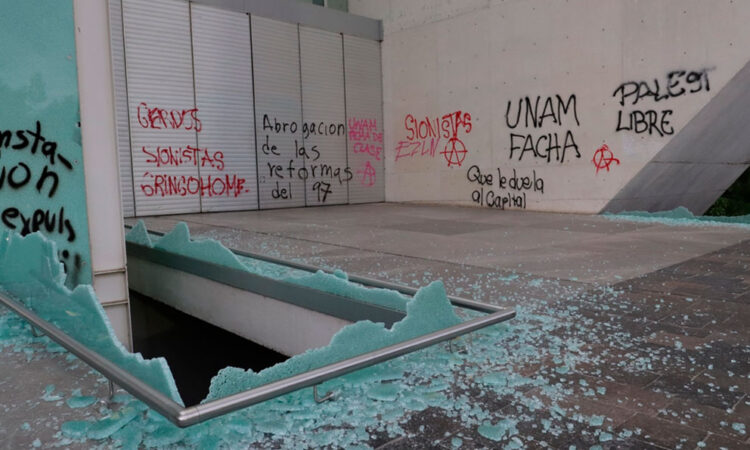 Manifestantes causan destrozos en Ciudad Universitaria durante protesta en CDMX