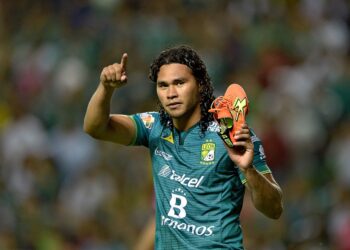 Polémica en León: policías posan con ‘Gullit’ Peña tras detenerlo por manejar ebrio