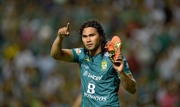 Polémica en León: policías posan con ‘Gullit’ Peña tras detenerlo por manejar ebrio