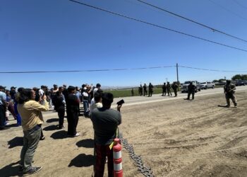 Redada en campo agrícola de California termina en choques y gases