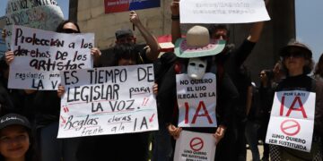Protestan actores en CDMX por clonación de voz con IA