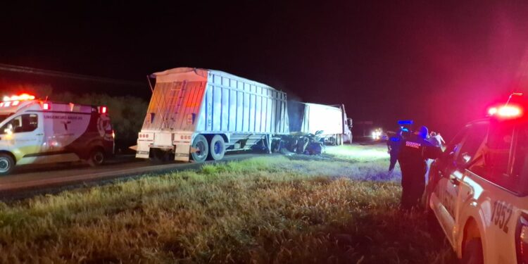 Muere calcinado al chocar contra tráiler