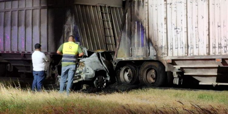 Muere calcinado al chocar contra tráiler