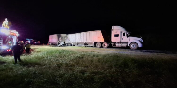 Muere calcinado al chocar contra tráiler