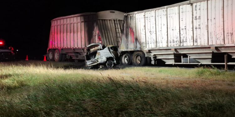 Muere calcinado al chocar contra tráiler