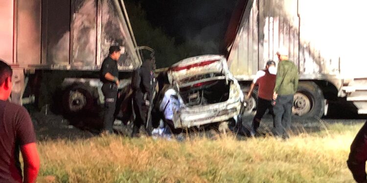 Muere calcinado al chocar contra tráiler