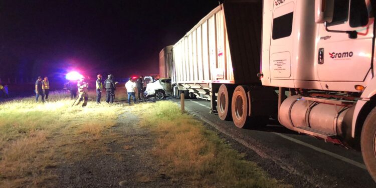 Muere calcinado al chocar contra tráiler