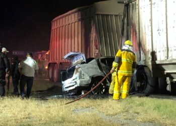 Muere calcinado al chocar contra tráiler