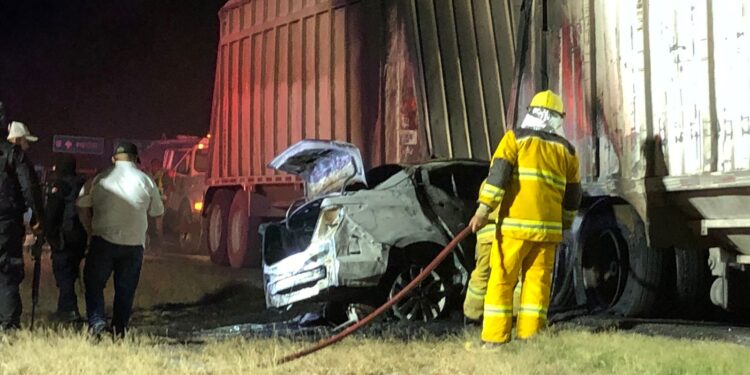 Muere calcinado al chocar contra tráiler