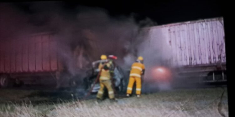 Muere calcinado al chocar contra tráiler