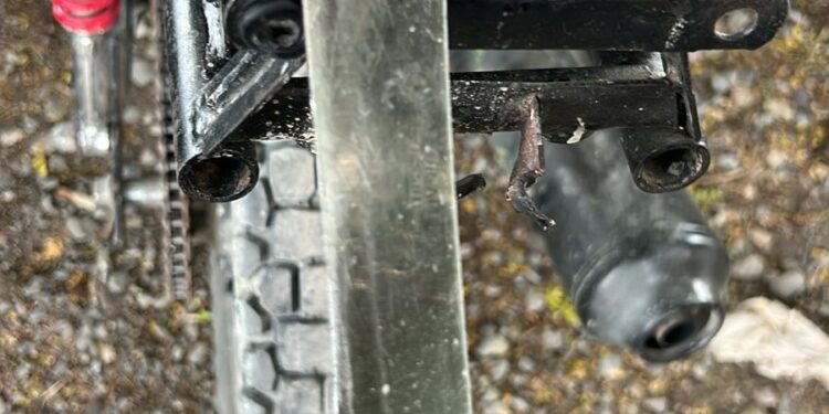 Detienen a albañil por manejar motocicleta con serie alterada y armado con cuchillo