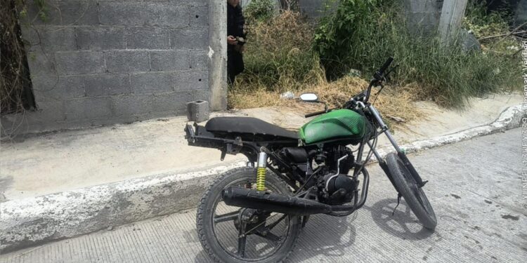 Detienen a albañil por manejar motocicleta con serie alterada y armado con cuchillo