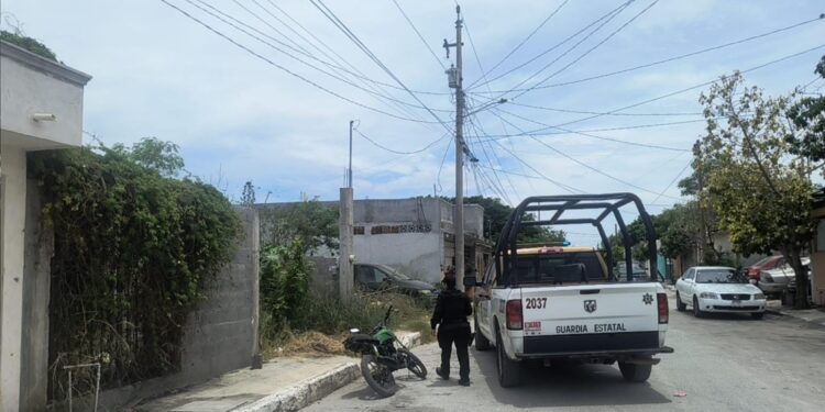 Detienen a albañil por manejar motocicleta con serie alterada y armado con cuchillo