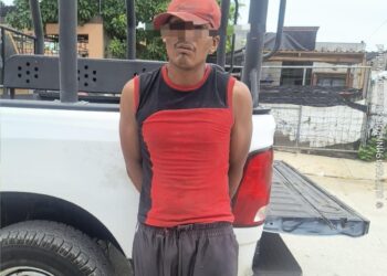 Detienen a albañil por manejar motocicleta con serie alterada y armado con cuchillo