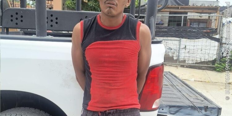 Detienen a albañil por manejar motocicleta con serie alterada y armado con cuchillo