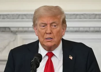 Presenta Trump problemas de salud por insuficiencia venosa crónica