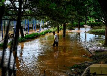 Pekín sufre cortes de luz y daños por lluvias torrenciales