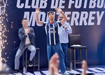 Óliver Torres le regala sus tachos a un aficionado tras recibir un regalo