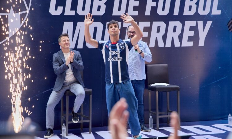 Óliver Torres le regala sus tachos a un aficionado tras recibir un regalo