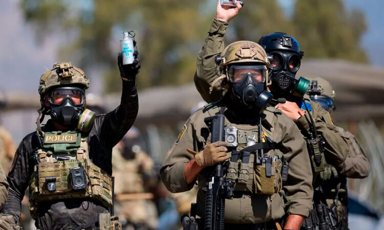 Gases, piedras y helicópteros: aumenta tensión en redadas de California